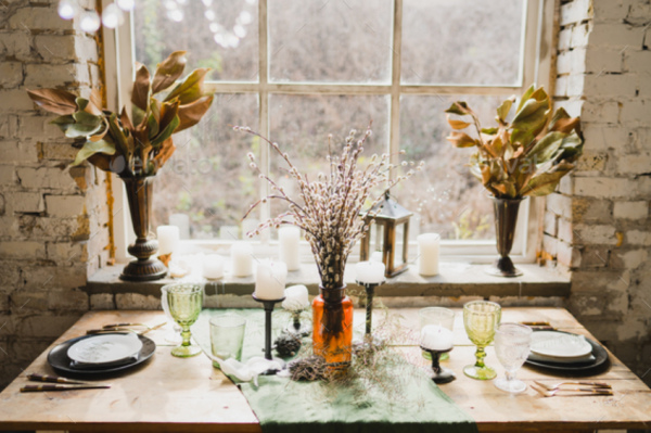 Vas dengan Motif Vintage di Meja Makan